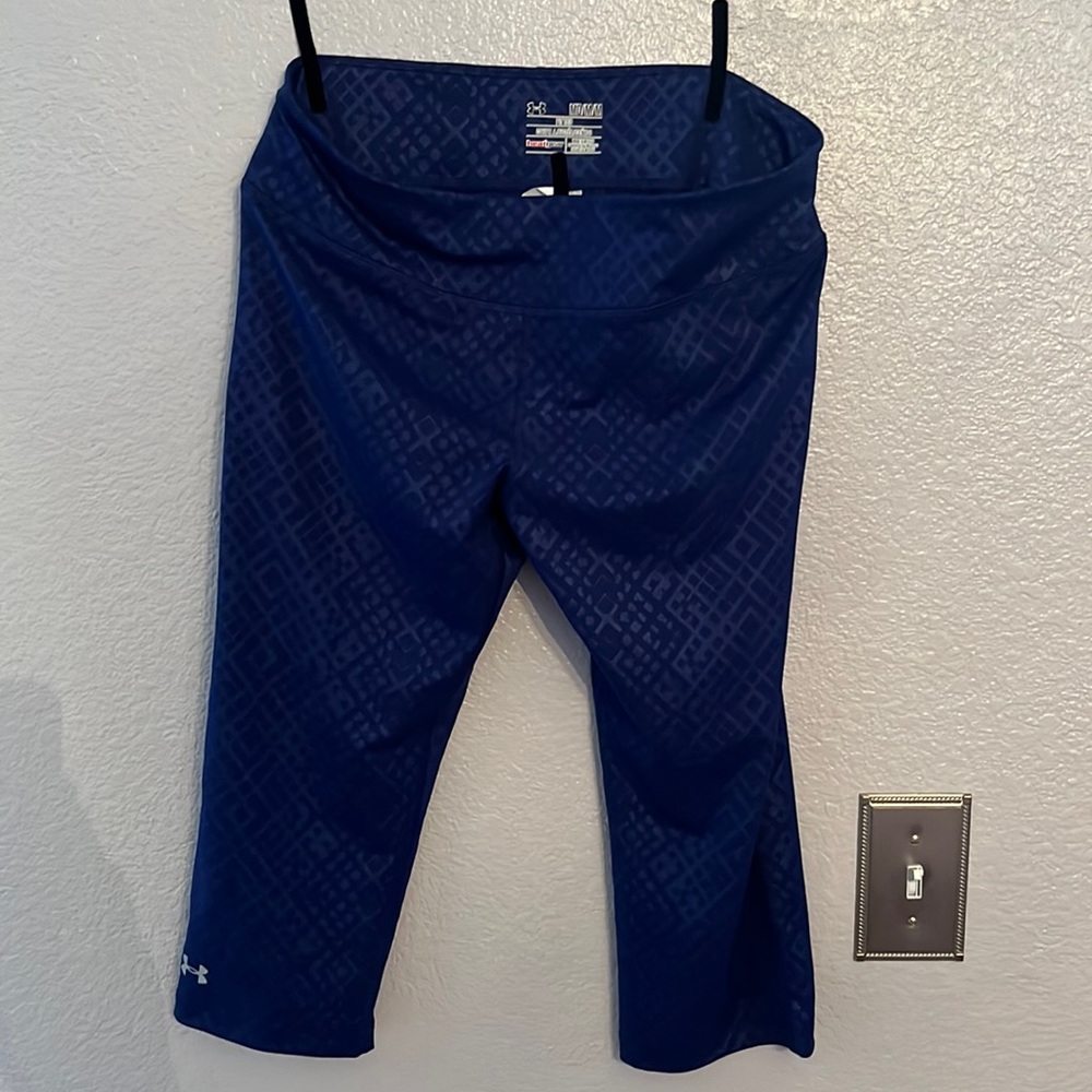 Under Armour cropped size medium blue leggings
